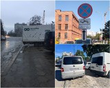 We Wrocławiu budowlańcy mają gdzieś zakazy! Mieszkańcy muszą omijać zaparkowane auta i chodzić środkiem ruchliwej jezdni