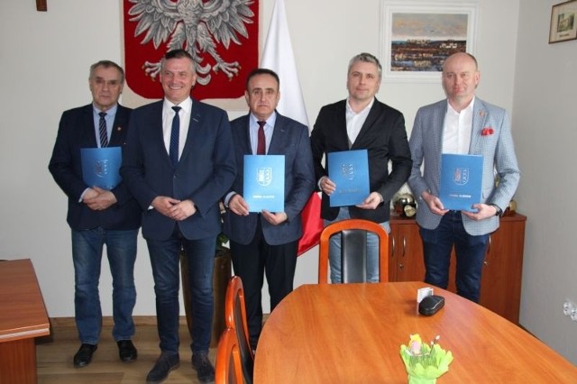 Podpisanie porozumienia o współpracę. Od lewej: Władysław Piątkowski, Rafał Rajkowski, Mirosław Jakubczak, Bartosz Dubiński, Ireneusz Szymczak.