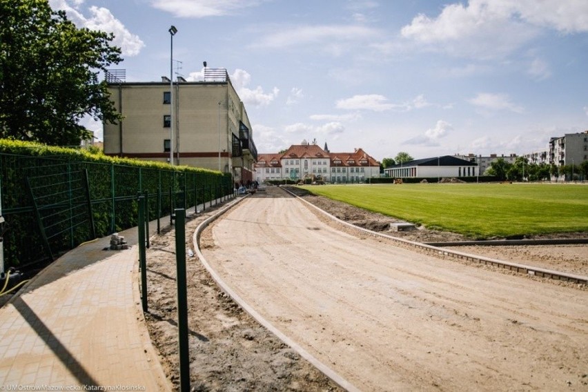 Ostrów Maz. Stadion pięknieje w oczach. Zobaczcie, jak postępują prace!