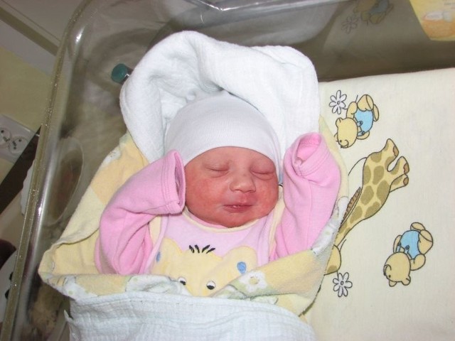 Córka Agnieszki i Jacka Rostkowskich urodziła się w czwartek, 16 lutego. Ważyła 2750 g i mierzyła 53 cm. Córka pary z Małkini Górnej ma dwie siostry: Natalię (5 l.) i Anię (3 l.)