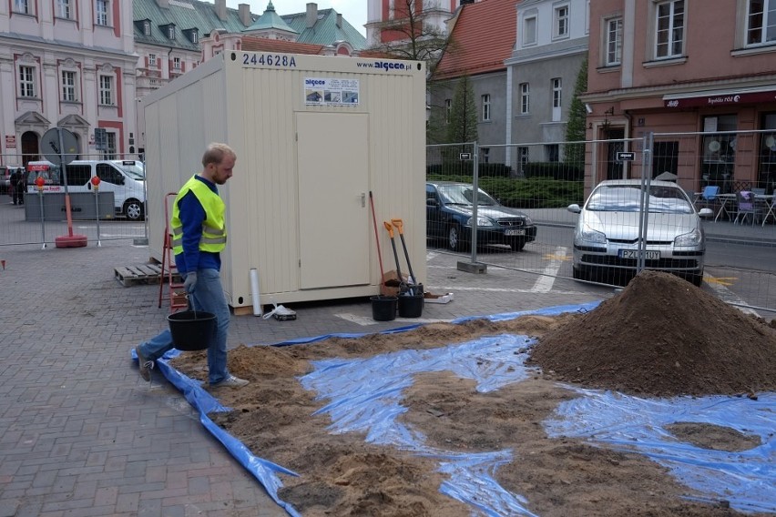 Archeolodzy obecnie wykonują prace tuż pod zdjętymi...