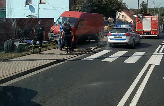 Do zdarzenia doszło w czwartek, 20 września. Kierowca busa jechał drogą w Osiecznicy koło Krosna Odrzańskiego. Nagle stracił panowanie nad samochodem. Bus wjechał na chodnik przy przejściu dla pieszych i tam uderzył w znak świetlny. Na miejsce przyjechała krośnieńska policja. – Kierowca busa nie ma prawa jazdy. Ma zakaz prowadzenia – mówi asp. szt. Dariusz Kocur, naczelnik krośnieńskiej drogówki.Jechała pod prąd autostradą A2. Nie zdawała sobie z tego sprawy. WIDEO: