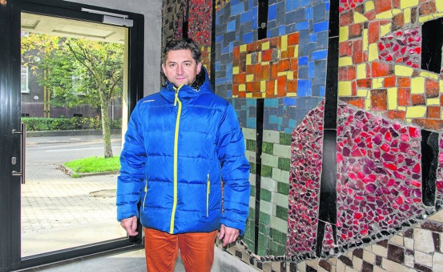 Inwestor, Olgierd Lizoń, zachował charakterystyczną mozaikę. Przedstawia pięć igieł, które są wkomponowane w formę przypominającą serce. To symbol dawnego bytomskiego zakładu
