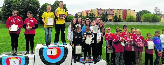 Podium Ogólnopolskich Zawodów Łuczniczych o Puchar Starosty Jędrzejowskiego. Na trzecim stopniu zawodnicy Karimy Prząsław.Jędrzejów