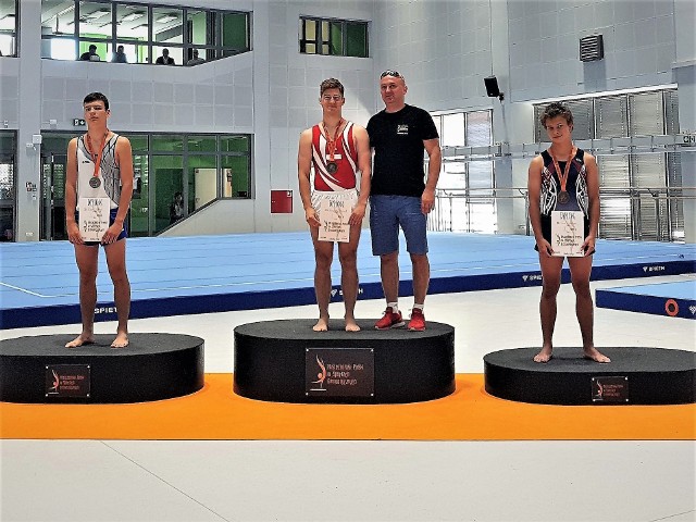 Michał Kosowski na najwyższym stopniu podium w mistrzostwach Polski w Gdańsku wraz z trenerem Markiem Starczyńskim.