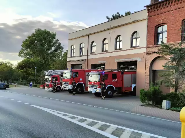 Strażacy oddają hołd poległym. W piątek, 15 września, jadąc do akcji, śmierć poniosła druhna OSP Żukowo Karolina Dargacz oraz Łukasz Dargacz.