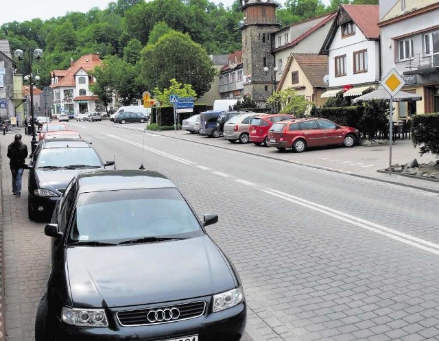 Dobczycki rynek jest zastawiony parkującymi tu samochodami