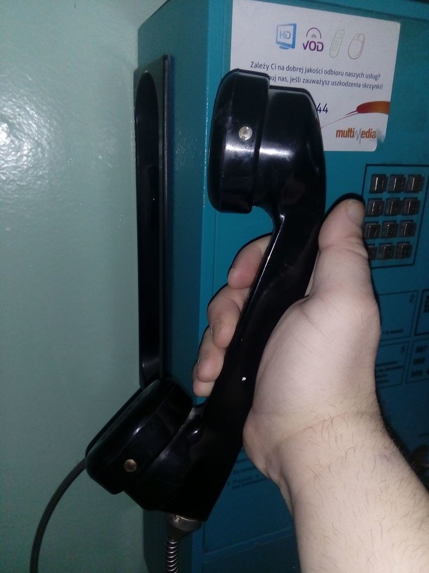 Automat telefoniczny w szpitalu w Radzyniu Podlaskim. "Zachował się i działa" (ZDJĘCIA)