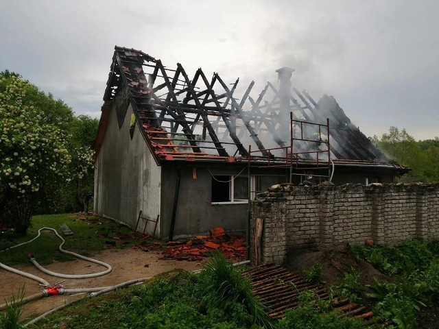 W poniedziałek  w miejscowości Kępiny (w gmina Polanów) spłonął budynek mieszkalny. Przyczyną pożaru było uderzenie pioruna w dach. Jedna osoba została przebadana przez pogotowie i pozostawiona na miejscu gdyż nie potrzebowała dalszej hospitalizacji. POMÓŻ > Zrzutka.pl - 7 osobowa rodzina straciła dach nad głową! Ogień zabrał wszystko...Mimo udziału w akcji gaśniczej jedenastu zastępów straży pożarnej, a także policji, pogotowia ratunkowego i pogotowia energetycznego, budynek niemal doszczętnie spłonął. Dwie rodziny straciły dach nad głową oraz cały dobytek. Z racji tego, że poszkodowane osoby znalazły się w trudnej sytuacji życiowej, burmistrz Polanowa Grzegorz Lipski zaapelował o pomoc. Choć poszkodowane osoby pozostają pod opieką Gminy Polanów i Miejsko-Gminnego Ośrodka Pomocy Społecznej w Polanowie, to konieczne jest wsparcie finansowe dla rodzin, które straciły niemal cały dorobek swojego życia. W tym celu uruchomiono specjalny rachunek bankowy, na który można dokonywać wpłat. Zebrane pieniądze zostaną przeznaczone na remont zniszczonego budynku nr 6 Kępinach.Numer konta: 45 9317 1038 3900 2219 2000 0030Caritas parafii p.w. Niepokalanego Poczęcia NMP w Żydowie; Żydowo 13, 76-012 Żydowo z dopiskiem Pogorzelcy Kępiny.Zobacz także: Koszalin: Ćwiczenia Straży Pożarnej przy przystani Koszałka