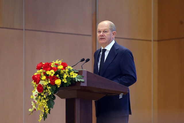 Kanclerz Niemiec Olaf Scholz wezwał do dalszych sankcji na Iran. Teheran odpowiedział w ostrych słowach.