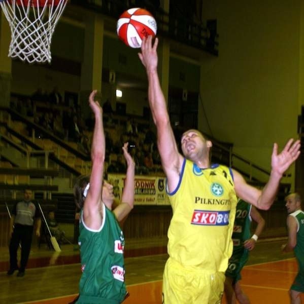 Koszykarze tarnobrzeskiej Siarki (z piłką Maciej Sudowski) nie sprostali liderowi z Zielonej Góry.