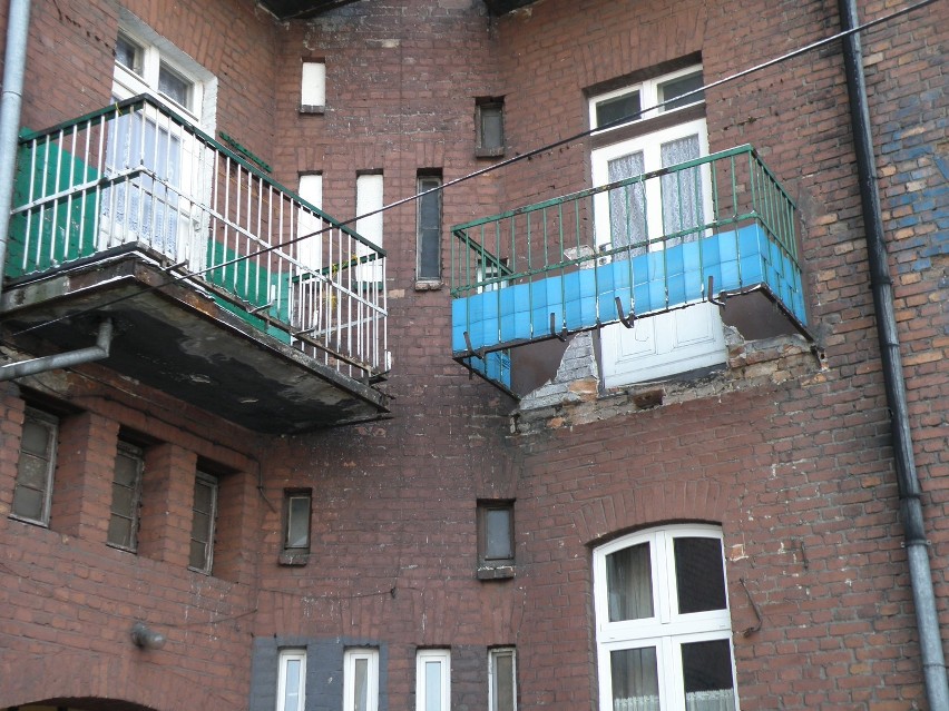 W Mysłowicach z kamienicy oderwał się balkon