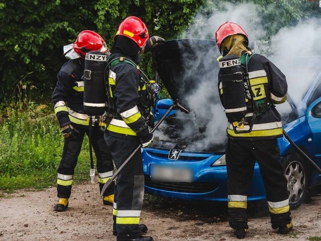 Do pożaru samochodu na starej stacji Ełk Zachód doszło w poniedziałek,  po godzinie 18.30.