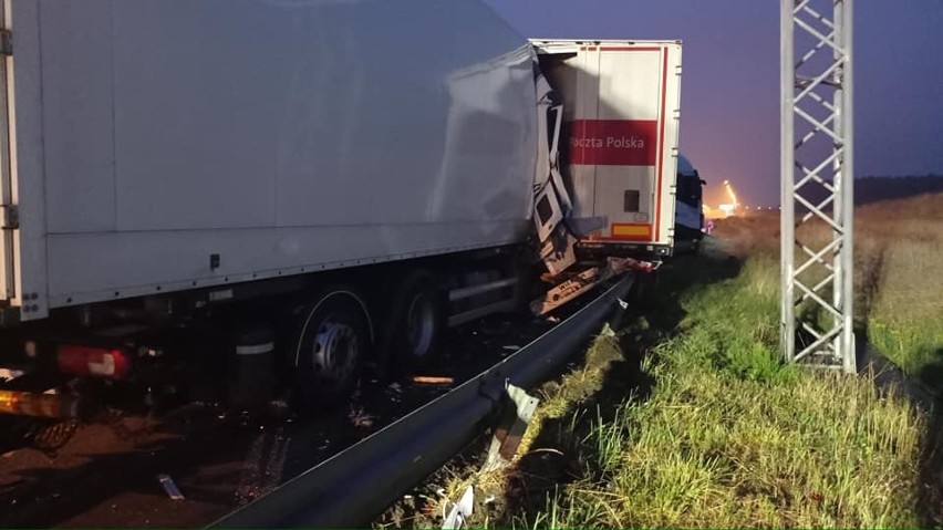 Groźny wypadek na A1. Ciężarówka wjechała w iveco Poczty Polskiej ZDJĘCIA
