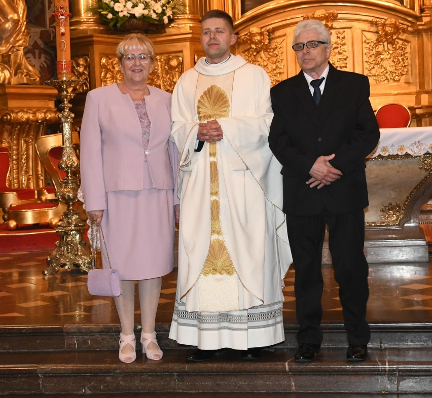 Nowi księża w diecezji kieleckiej. To niezwykle ważny dzień dla nich i ich rodzin. Zobaczcie zdjęcia z bliskimi, przyjaciółmi, znajomymi