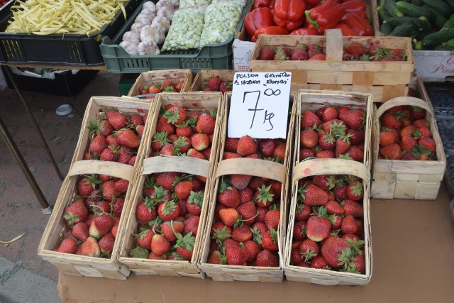 Truskawki w cenie 14 - 15 złotych za łubiankę sprzedawano we wtorek 13 czerwca na targowisku w Przysusze. Zobacz na kolejnych slajdach jakie warzywa i owoce można było kupić i w jakich cenach >>>