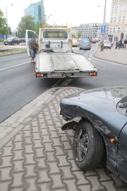 Wrocław: Wypadek na Drobnera. Ulica była zablokowana, nie jeździły tramwaje (ZDJĘCIA)