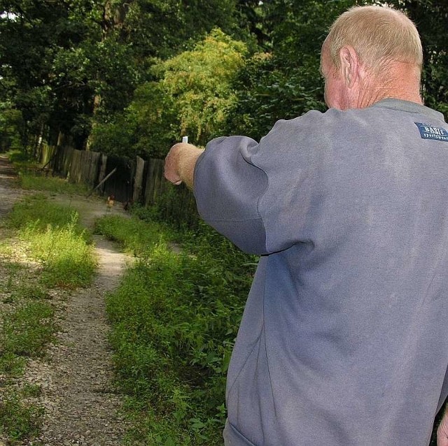 Henryk W. nie chce pokazywać twarzy. Boi się o życie. Wyrostki chciały dopaść i jego. Przed nieszczęściem obroniły go psy.