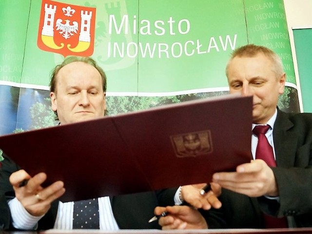 Prezes PZT i prezydent Inowrocławia parafowali umowę.