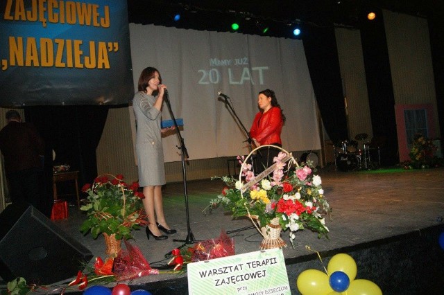 Wiceprezydent Anna Białkowska złożyła życzenia jubileuszowe na ręce Ewy Dutczak, kierowniczki Warsztatu.