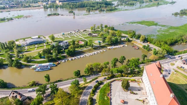 W sobotę woda w Wiśle opadała we wszystkich punktach pomiarowych w Świętokrzyskiem. Wygląda na to, że zagrożenie minęło. Na zdjęciu rzeka w trakcie piątkowych stanów ostrzegawczych w Sandomierzu.