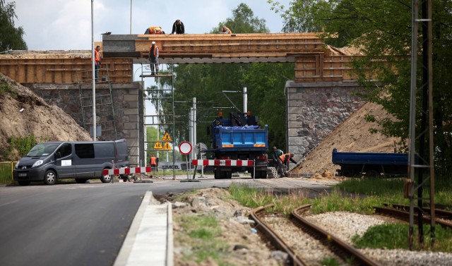 Warszawska ma już nowy asfalt i kończą się na niej prace brukarskie