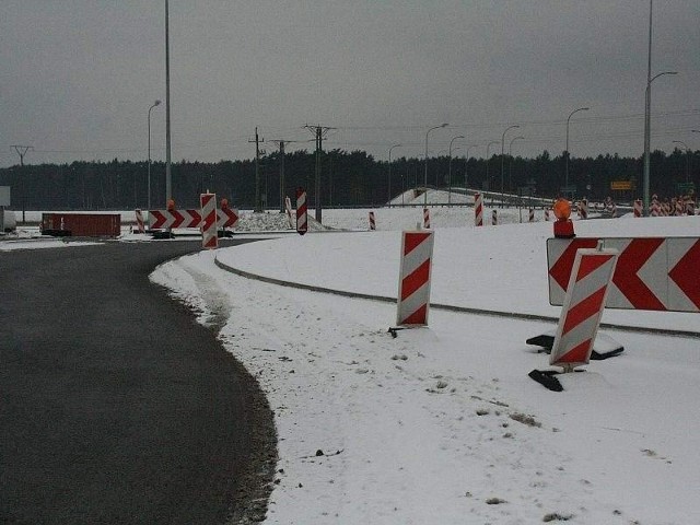 Kiedy pojedziemy drugą nitką obwodnicy Międzyrzecza? Rondo przed północnym węzłem obwodnicy jest już prawie gotowe, ale zostanie otwarte dopiero za kilka miesięcy.