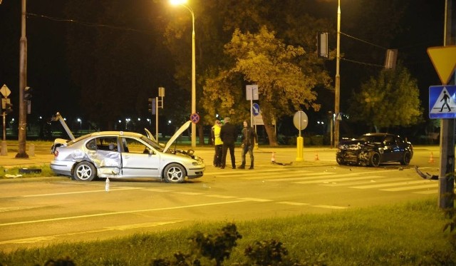 W ostatni piątek wieczorem na skrzyżowaniu ulic Wernera, Mireckiego i Szarych Szeregów zderzyły się BMW i seat. Dwie osoby karetki odwiozły do szpitala.