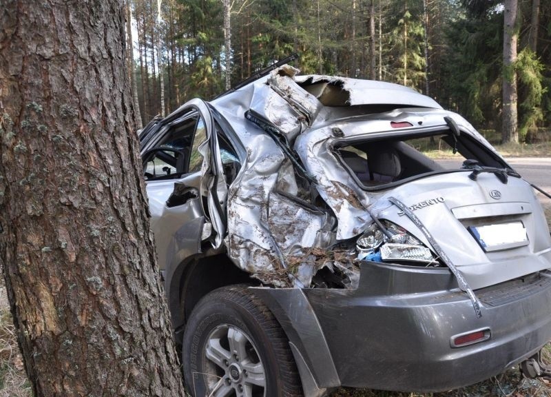 Pisz. Wypadek na trasie Wiartel - Turośl. Kierowca uderzył w drzewo (zdjęcia)