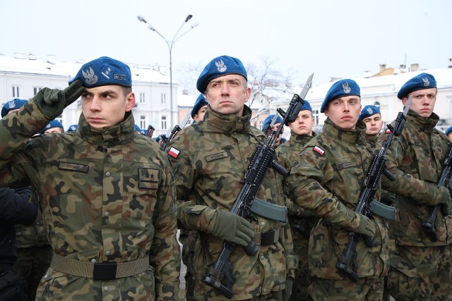 Na Placu Wolności w Kielcach przysięgę złożyło ponad 300 żołnierzy. Zobacz więcej zdjęć>>>