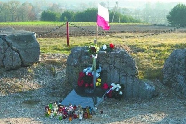 Tablica na mogile obrońców Wizny została uzupełniona o nazwiska kpt. Władysława Raginisa i porucznika Stanisława Brykalskiego. Badania DNA potwierdziły, że w tym grobie spoczęły szczątki kapitana.