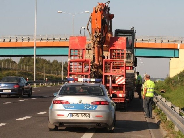 Przed pierwszym za obwodnicą wiaduktem, ale jeszcze na ekspresowej S7 kierowca skapitulował i zrezygnował z dalszej jazdy.