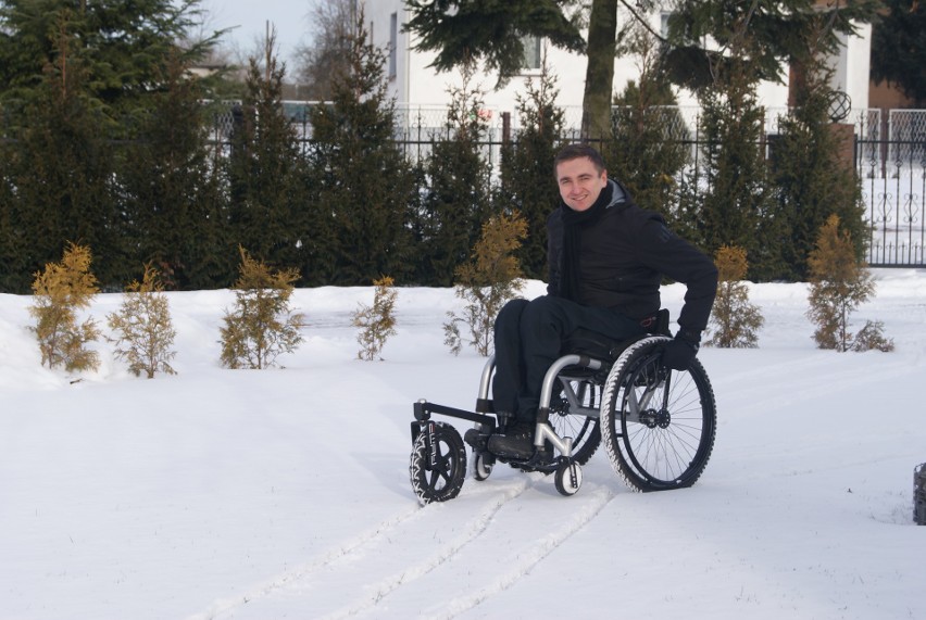 Pawłowice: Mieszkaniec Pawłowic zrobił przystawkę, która ułatwia poruszanie się osobom na wózkach
