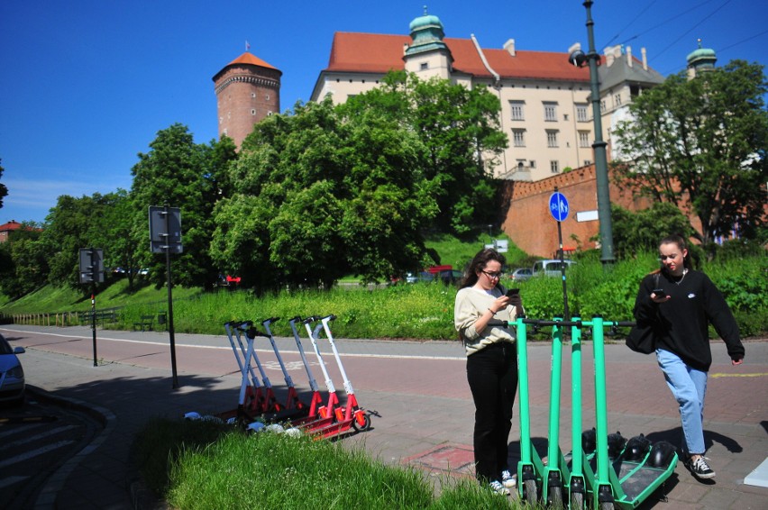 Kraków. Miasto robi porządek z hulajnogami elektrycznymi. Na ogólnopolskie przepisy wciąż trzeba czekać [06.06.]