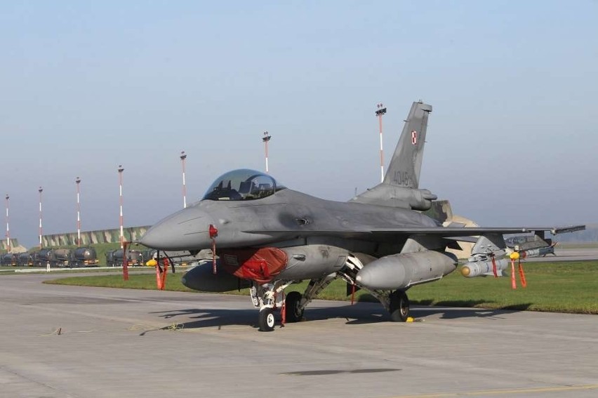 ZLOT 2013 w Krzesinach: F-16 z podwieszonym uzbrojeniem...