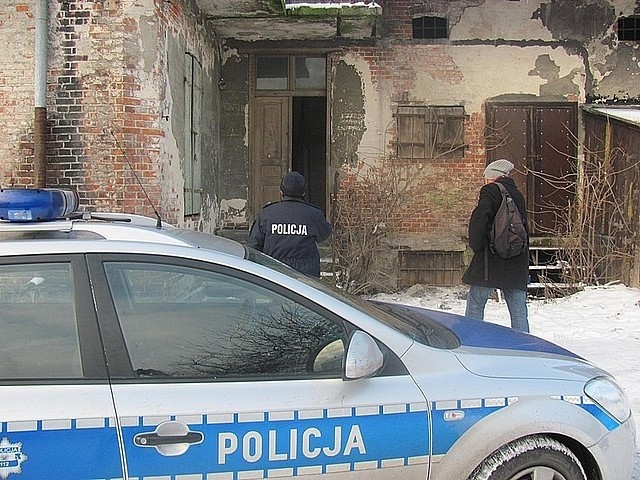 Policjanci i pracownik ośrodka pomocy społecznej sprawdzają miejsca, gdzie mogą być bezdomni.
