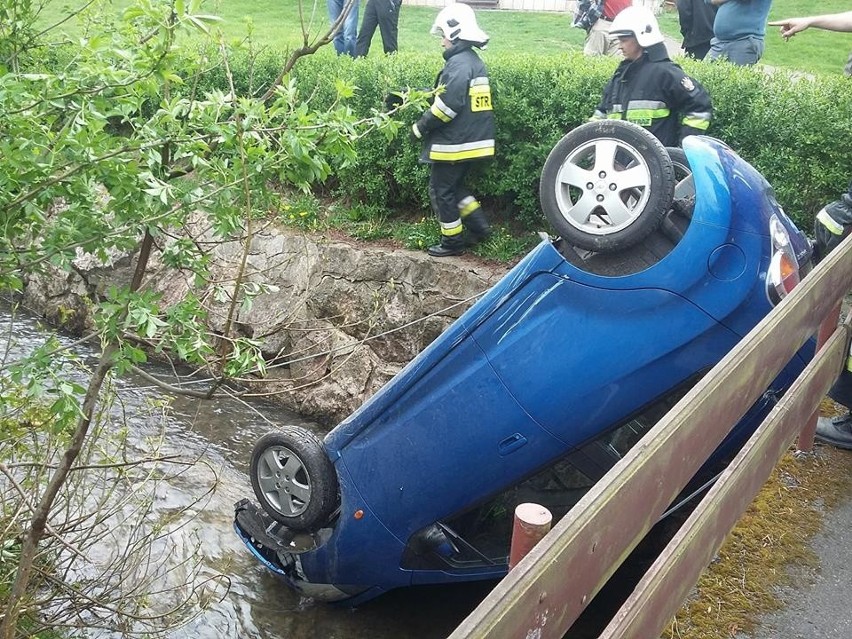 Racławice. Samochód wpadł do rzeki. Kierowca miał szczęście