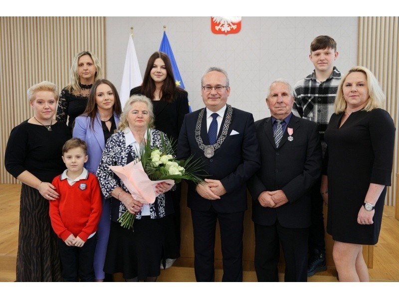 Mieszkańcy Augustowa otrzymali medale za długoletnie pożycie...