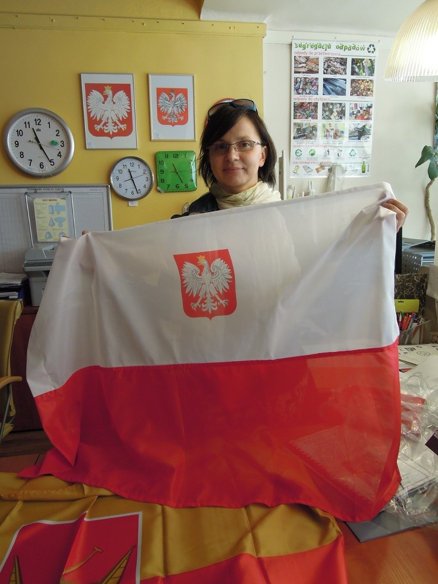 Ewa Rumowicz prezentuje flagę narodową, która jest...