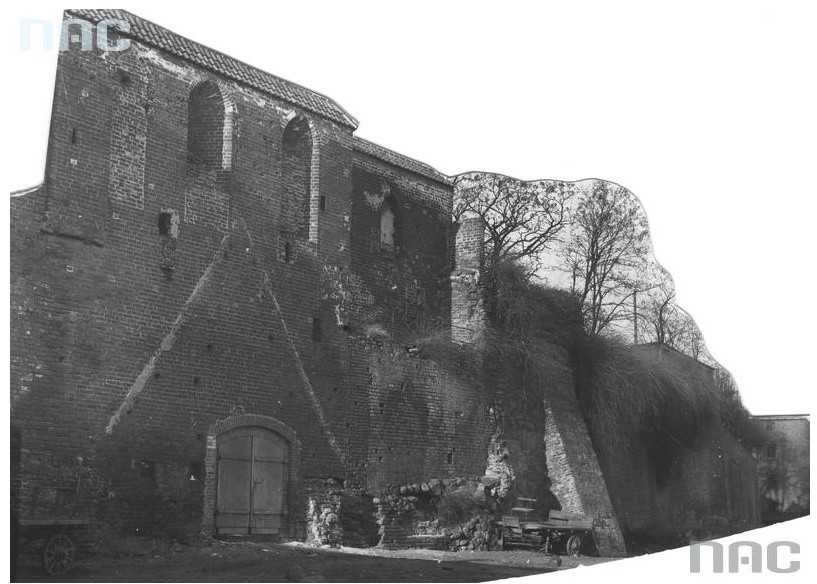Na zdjęciu: Fragment murów zamku krzyżackiego w Toruniu ok....