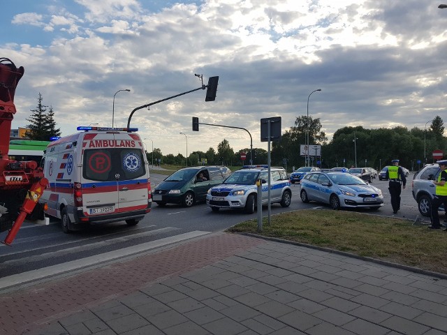 Ze wstępnych informacji wynika, że zderzyły się tam trzy samochody, którymi podróżowało łącznie osiem osób.