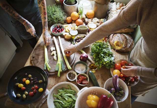 Sprawdź, co można zjeść na kolację, by było lekko i zdrowo – polecamy 10 pomysłów na pyszne i sycące potrawy.