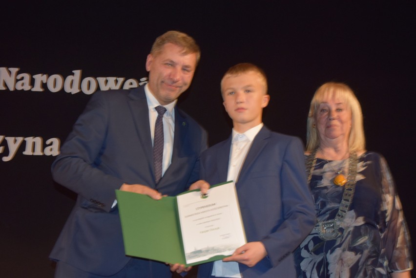 Stypendia burmistrza Kościerzyny dla najzdolniejszych uczniów i studentów. Nagrodzono też nauczycieli