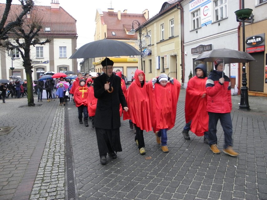 Krzyż ŚDM w Żorach: Adoracja i procesja [ZDJĘCIA]