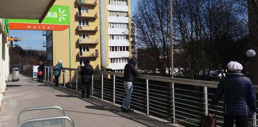 Długie kolejki przed marketami w Lublinie. „Ludzie narażają siebie i innych". Zobacz zdjęcia