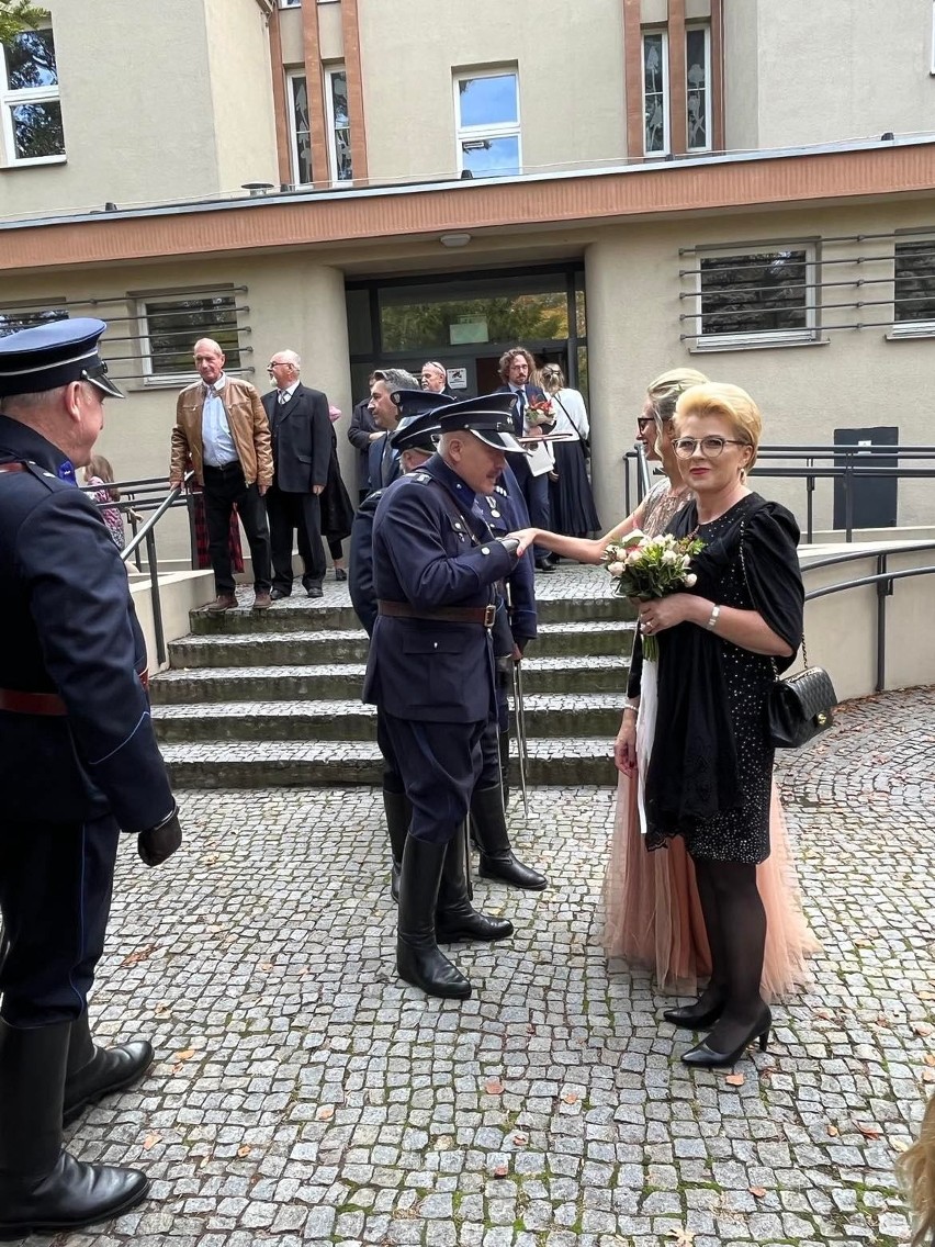 Rekonstruktorzy policyjni z Radomia asystowali na ślubie swojego prezesa Jarosława Olbrychowskiego. Zobaczcie zdjęcia