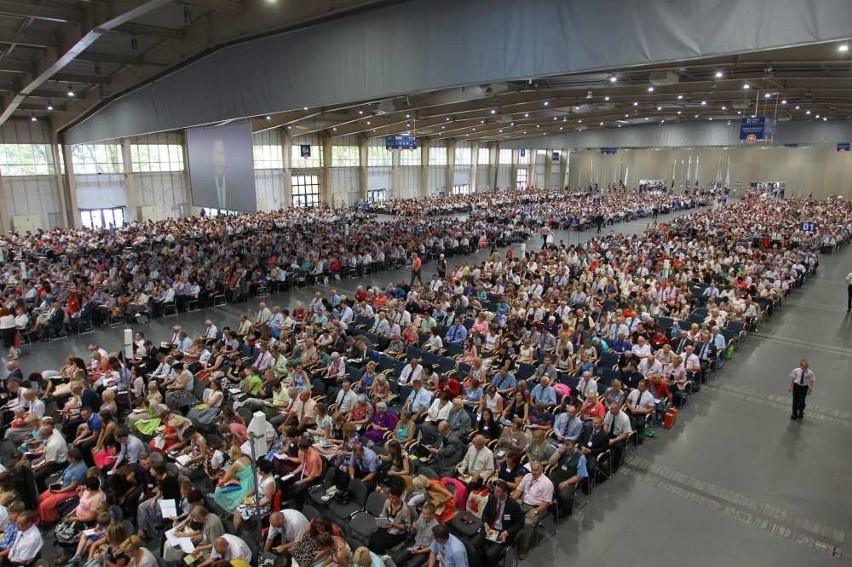 Świadkowie Jehowy na MTP: 6 tys. osób rozmawia o Biblii