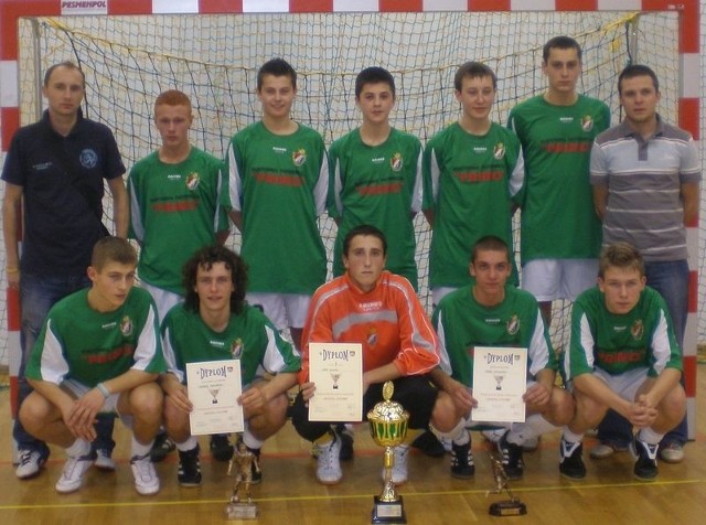 Gryf 95 Słupsk, zdobywca II miejsca: górny rząd od lewej: Adam Pietras (trener), Jakub Mazurek, Patryk Staszkiewicz, Filip Dykty, Filip Kóniczuk, Amadeusz Szpiter, Łukasz Schulz (trener); dolny rząd od lewej: Patryk Rudzkiewicz, Tomasz Piekarski, Paweł Mulawa, Daniel Wiśniewski, Michał Szymański.