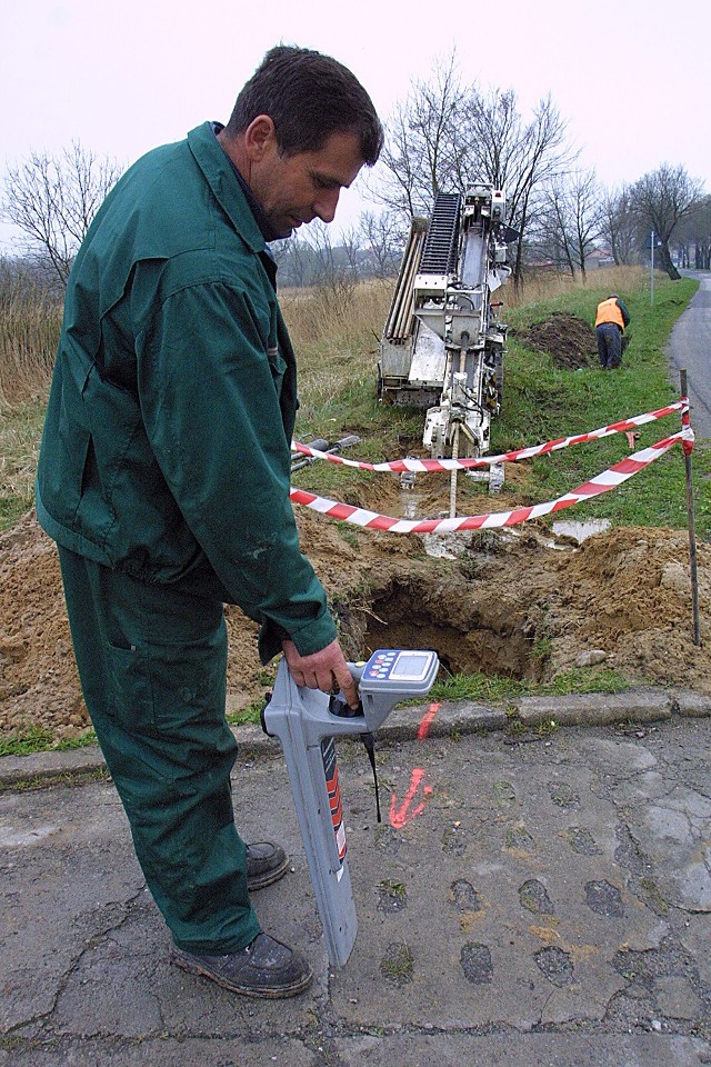 Robotnik widzi przeszkody, które znajdują się półtora metra pod ziemią. Jednocześnie steruje wiertłem, które drąży tunel pod nawierzchnią parkingu przy moście.