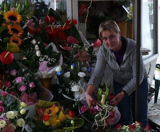 Pani Agnieszka z kwiaciarni przy kieleckim Rynku przyznaje, że zamówień na bukiety ślubne ma coraz mniej, obroty spadają z roku na rok.